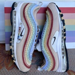 NIKE Men’s AIR MAX 97 BE TRUE
PINK OXFORD/ANTHRACITE-ADOBE
Sneakers
FD8637 600